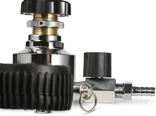 Dimensione del filo W21.8 G5/8 Doppia misura CO2 regolatore di boccata di birra per barile di birra e serbatoio di CO2